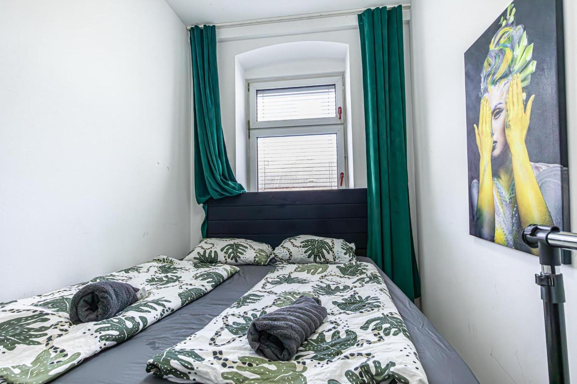 Near Schoenbrunn - Economy Rooms In Shared Apartment At Meidling Train Station Viyana Dış mekan fotoğraf