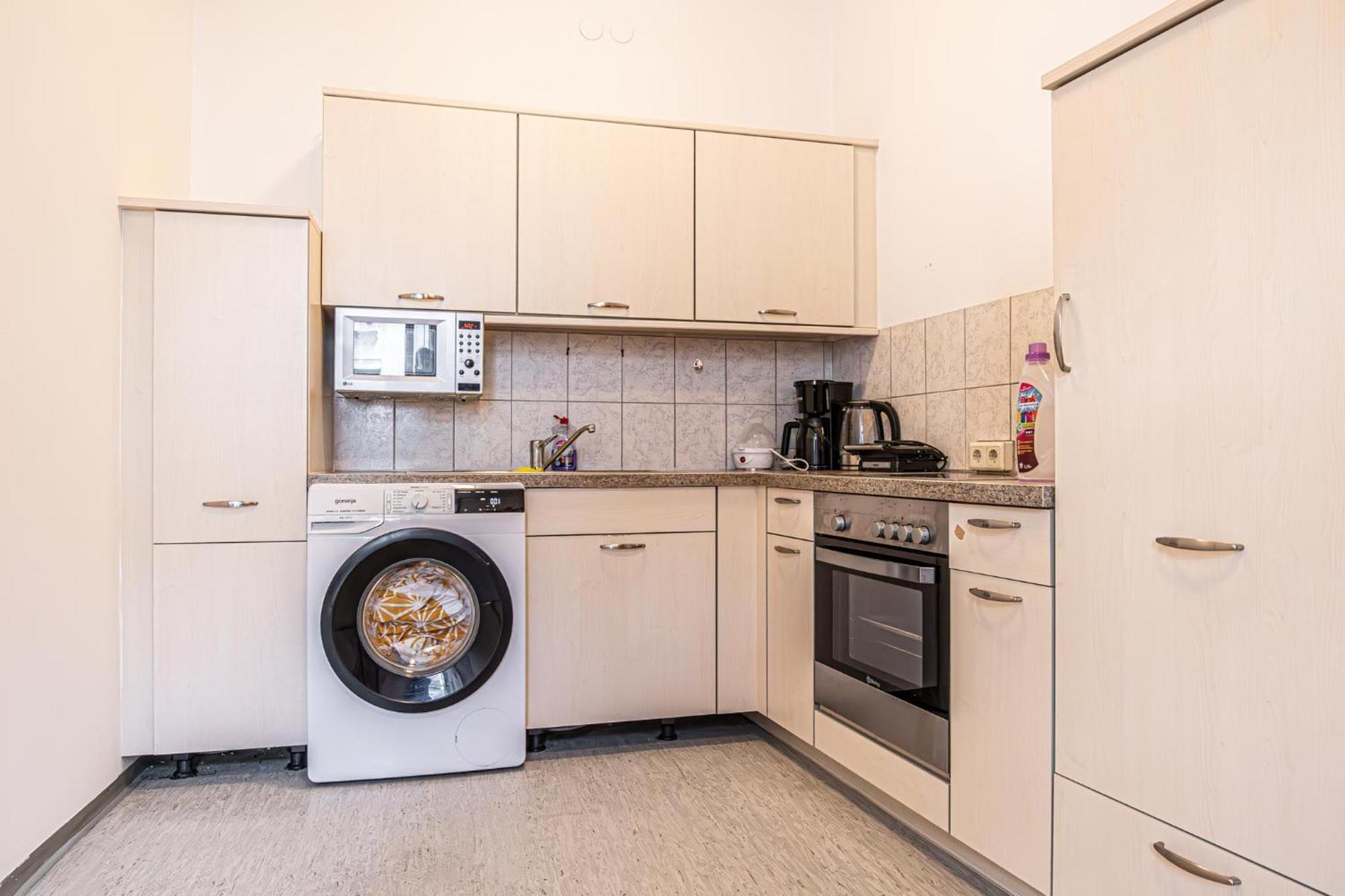 Near Schoenbrunn - Economy Rooms In Shared Apartment At Meidling Train Station Viyana Dış mekan fotoğraf