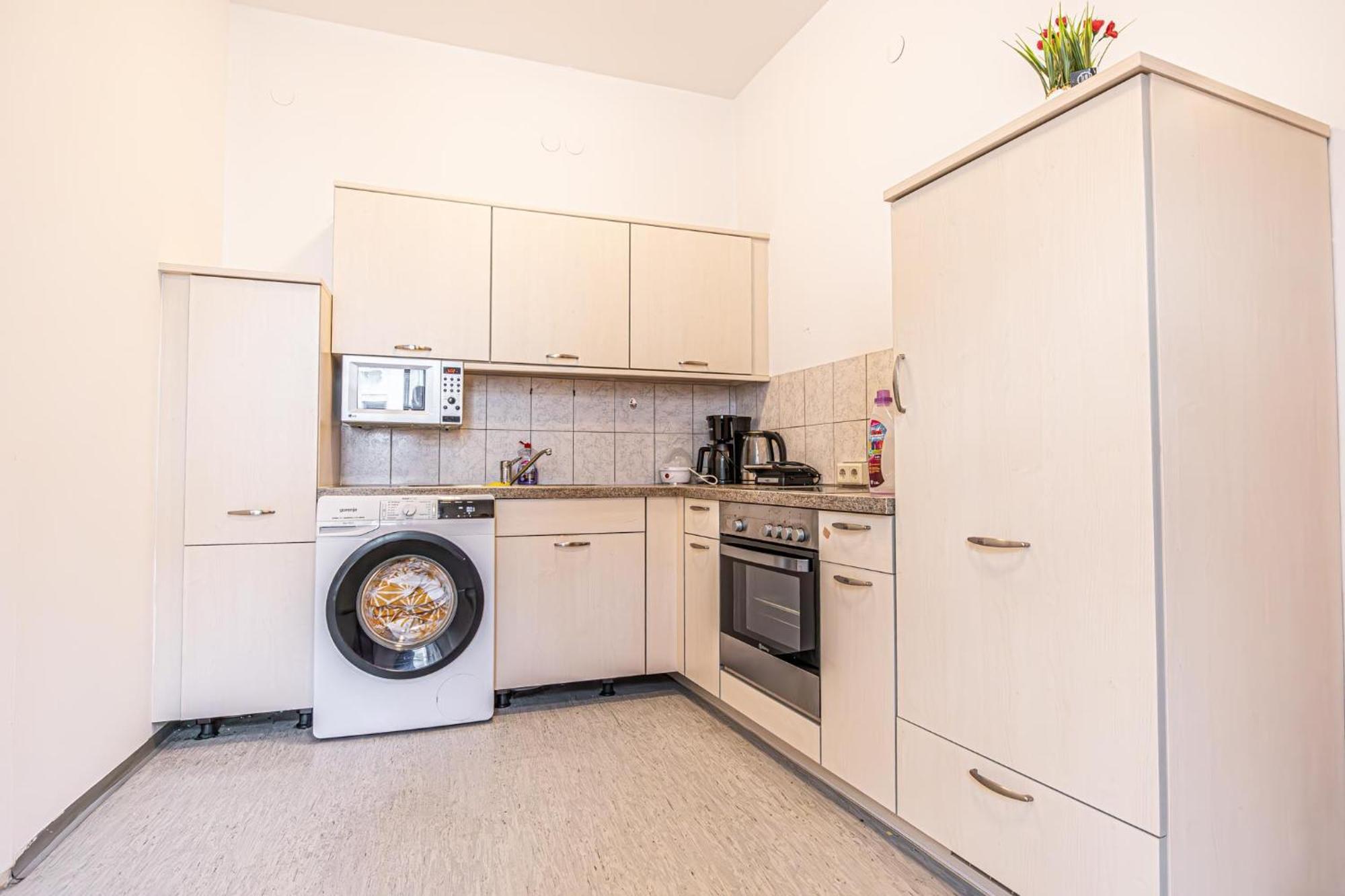 Near Schoenbrunn - Economy Rooms In Shared Apartment At Meidling Train Station Viyana Dış mekan fotoğraf